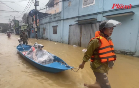 'Chạy đẻ' ngày lũ ở Huế
