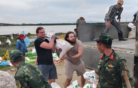 Du khách nước ngoài xắn tay vá kè biển bị vỡ cùng người dân Đà Nẵng