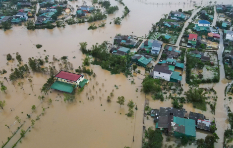 Hà Tĩnh mưa đã giảm nhưng nước lũ vẫn “vây” hơn 3.800 hộ dân