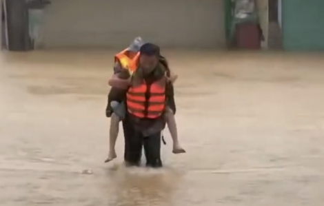 "Mệ ơi! Để con cõng Mệ. Mệ ăn chi con nấu!"