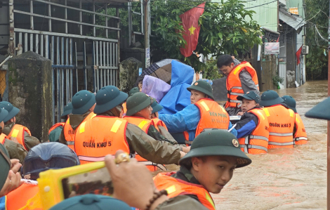 Lũ lên đỉnh lần thứ 4 ở Đà Nẵng, quân đội lại khẩn cấp di dời dân