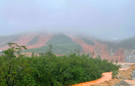 Lở núi ở Hà Tĩnh, đất đá tuôn như thác