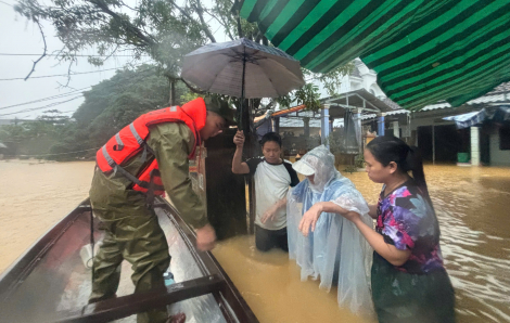 TP Huế: Nước lũ lại dâng cao, lực lượng chức năng vượt lũ cứu người
