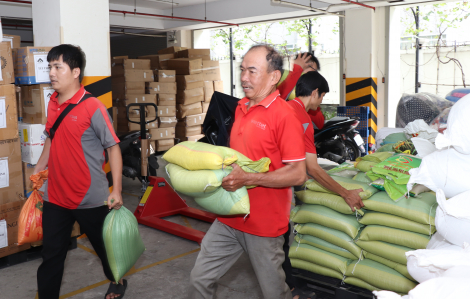 TPHCM vừa chuyển 30 tấn hàng hóa đến thành phố Huế và Đà Nẵng