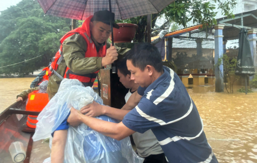 Nước lũ tại TP Huế dâng lên lần 3, lực lượng vũ trang tiếp tục vượt lũ cứu người