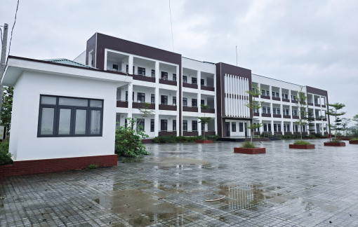 Trường hàng chục tỉ đồng bỏ trống, học sinh chen chúc trong ngôi trường cũ xuống cấp