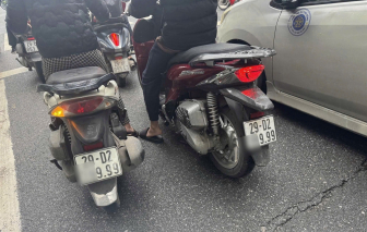 Công an Hà Nội thông tin về trường hợp 2 xe mô tô gắn cùng 1 biển kiểm soát