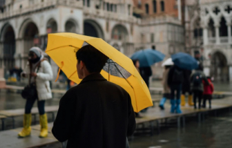 Giới trẻ Trung Quốc chuộng du lịch bụi, ngủ lều