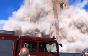 1 người bị thương nặng, 1 người mắc kẹt khi tòa tháp 800 năm tuổi đổ sập