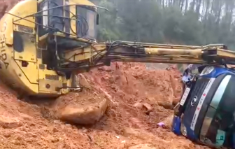 Sạt lở đất làm đổ máy múc và xe tải, 2 người bị thương