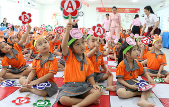 Trẻ mầm non thích thú với các hoạt động làm quen tiếng Anh