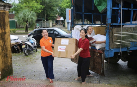 Báo Phụ nữ TPHCM tiếp tục chuyển 800kg hàng cứu trợ đến TP Huế