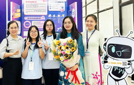 Cô giáo dạy văn và những tiết dạy sáng tạo cùng AI