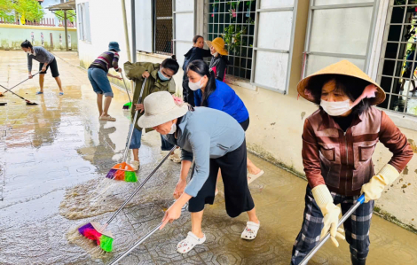 Cô thầy vùng lũ xứ Huế khắc phục khó khăn sớm đón học sinh trở lại trường