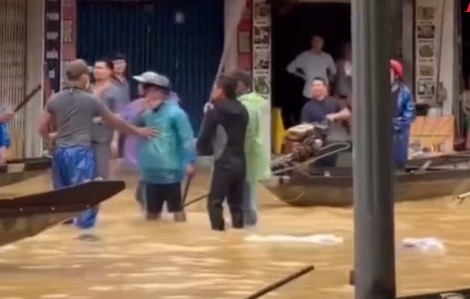 Công an vào cuộc điều tra vụ nhóm người đánh nhau giành khách đi thuyền giữa mưa lũ ở Huế