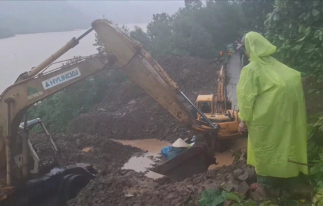 Con đường đến trường của thầy cô vùng cao Đà Nẵng mùa sạt lở quá nguy hiểm!