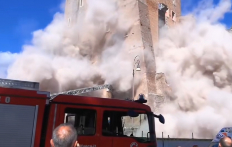 1 người bị thương nặng, 1 người mắc kẹt khi tòa tháp 800 năm tuổi đổ sập