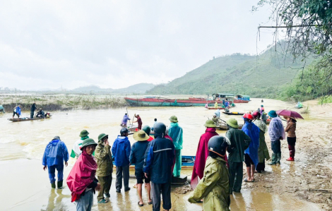 Lật thuyền đánh cá trên sông Lam, vợ thoát nạn, chồng mất tích