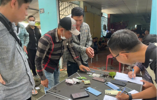 Đối tượng trốn truy nã nhưng vẫn đánh bạc và tổ chức đánh bạc