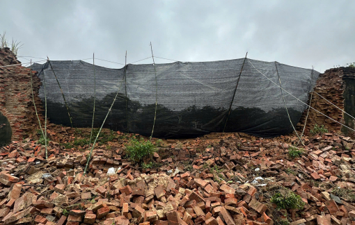 Mưa lũ làm sập tường Hoàng thành Huế