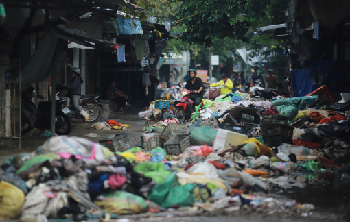 TP Huế ngổn ngang bùn đất, rác thải sau đợt lũ kép