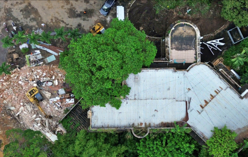 Tất bật tháo dỡ biệt thự, dọn cỏ dại trên “đất vàng” để xây Đài tưởng niệm đồng bào qua đời do COVID-19