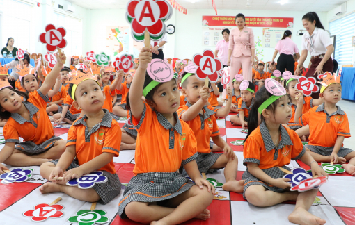 Trẻ mầm non thích thú với các hoạt động làm quen tiếng Anh