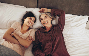 Vợ chồng mâu thuẫn vì vợ cứ đòi ngủ với mẹ