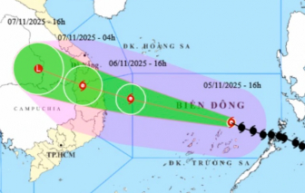 Bão số 13 tiếp tục tiến vào đất liền, sức gió liên tục tăng mạnh