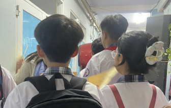 Ép trẻ học quá sức đâu chỉ có cha mẹ