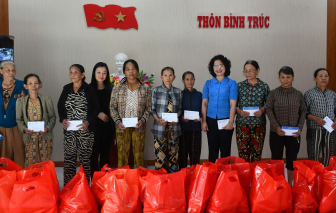 Hội LHPN TP Đà Nẵng trao quà của Trung ương Hội và Báo Phụ nữ TPHCM đến bà con vùng lũ