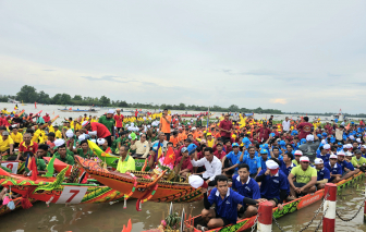 Người dân An Giang náo nức xem đua ghe ngo