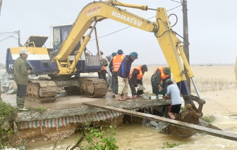 TP Huế: Nỗ lực vá đê thôn Niêm Phò bị vỡ