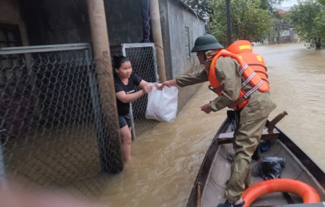 Huế vẫn còn hơn 10.000 ngôi nhà bị ngập lụt