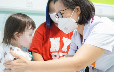 Chứng biếng ăn khiến bé gái 14 tháng không thể tự ăn, phụ thuộc ống thông dạ dày