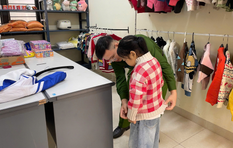 Gian hàng 0 đồng tại trụ sở công an xã giúp đỡ trẻ em, gia đình khó khăn