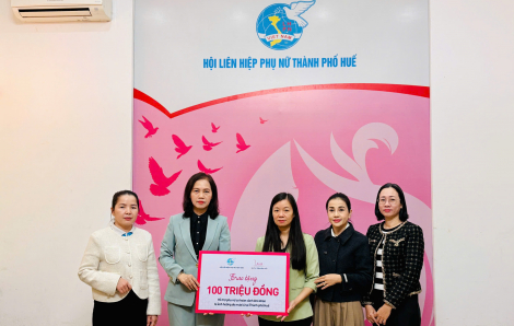 Hội LHPN Việt Nam thăm, tặng quà người dân vùng lũ TP Huế