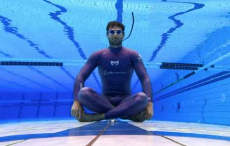 Người đàn ông lập kỷ lục thế giới sau khi nín thở gần 30 phút dưới nước