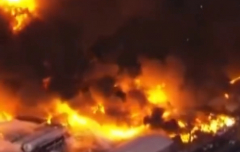 Máy bay chở hàng rơi ở Mỹ, bốc cháy dữ dội