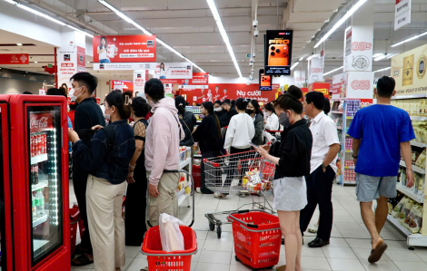 Siêu thị, cửa hàng điện nước “cháy hàng” trước bão số 13