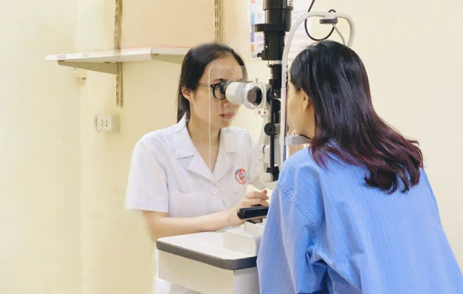 Bỏng giác mạc sau khi dùng thuốc trị chí