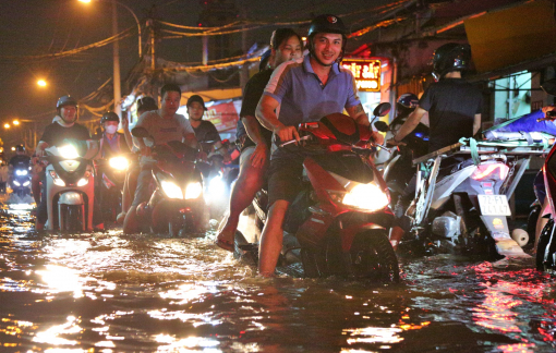 Người dân Thanh Đa bất lực với triều cường