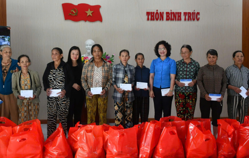 Hội LHPN TP Đà Nẵng trao quà của Trung ương Hội và Báo Phụ nữ TPHCM đến bà con vùng lũ