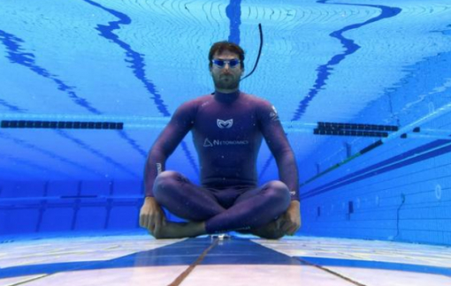 Người đàn ông lập kỷ lục thế giới sau khi nín thở gần 30 phút dưới nước