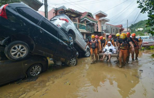 Bão Kalmaegi giết chết hơn 90 người ở Philippines, nước lũ cuốn trôi cả xe tải