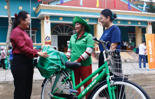 Trao yêu thương đến 108 “sứ giả môi trường thầm lặng” của xã Bình Khánh