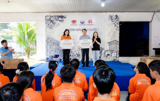 “Ươm mầm nụ cười” trao quà cho trẻ em khuyết tật và mồ côi TPHCM