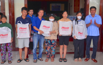 Báo Phụ nữ Thành phố Hồ Chí Minh trao khẩn cấp 220 phần quà hỗ trợ rốn lũ Quảng Điền
