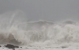 Biển động dữ dội trước giờ bão Kalmaegi đổ bộ vào đất liền