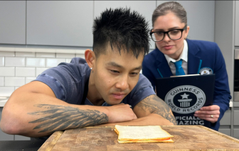 Chiếc bánh sandwich mỏng nhất thế giới, chỉ 5,12 mm